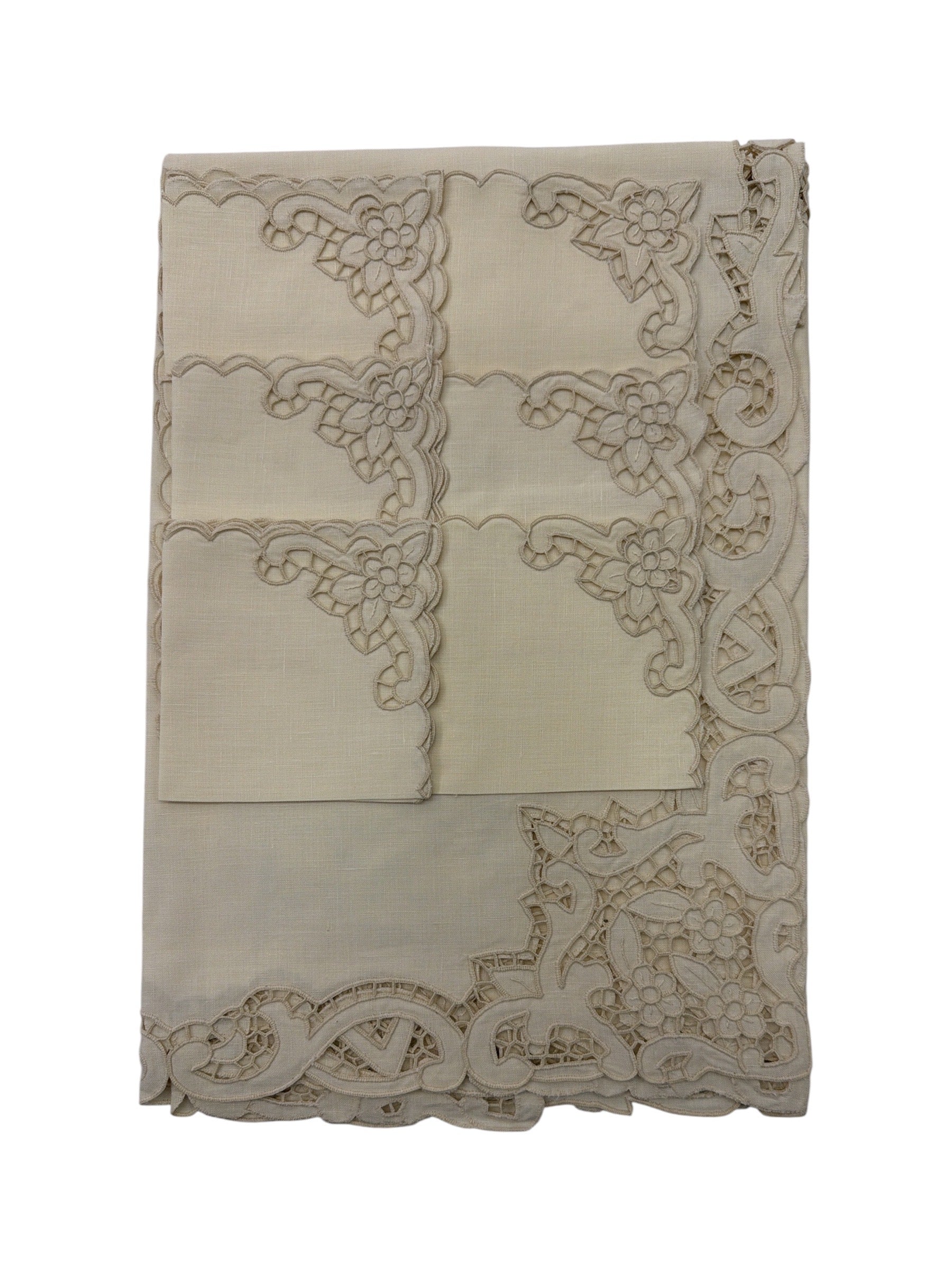 Centro Tavola lavorazione Intaglio a mano in puro lino