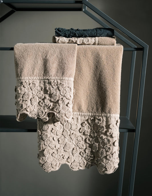 LA FABBRICA DEL LINO - Face and guest towels with Primula embroidery